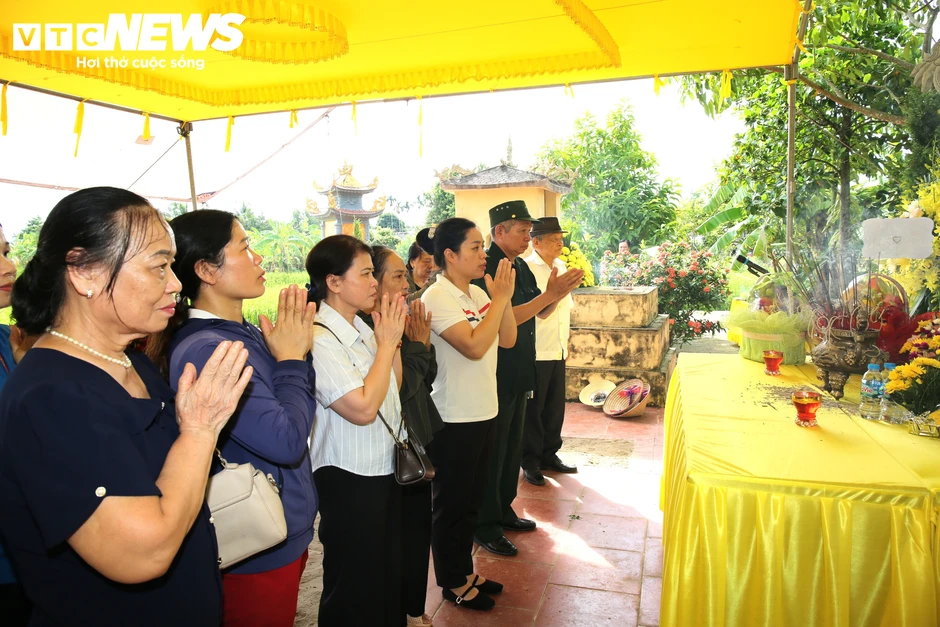 Khai quật mộ chôn tập thể, tìm hài cốt 8 liệt sĩ bị sát hại năm 1951 Khai quật mộ chôn tập thể, tìm hài cốt 8 liệt sĩ bị sát hại năm 1951