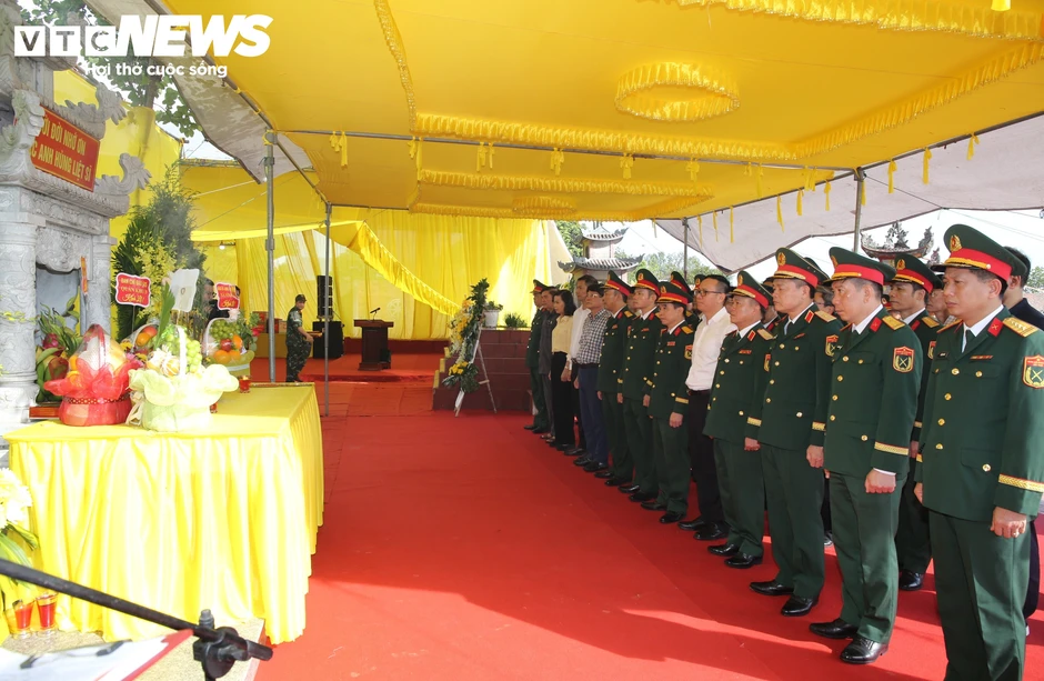Khai quật mộ chôn tập thể, tìm hài cốt 8 liệt sĩ bị sát hại năm 1951 Khai quật mộ chôn tập thể, tìm hài cốt 8 liệt sĩ bị sát hại năm 1951