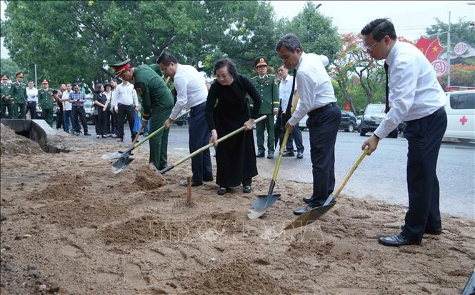 Khai quật mộ liệt sĩ tập thể tại đường Trường Chinh, phường Kon Tum và phường Đăk Cấm, tỉnh Quảng Ngãi Khai quật mộ liệt sĩ tập thể tại đường Trường Chinh, phường Kon Tum và phường Đăk Cấm, tỉnh Quảng Ngãi