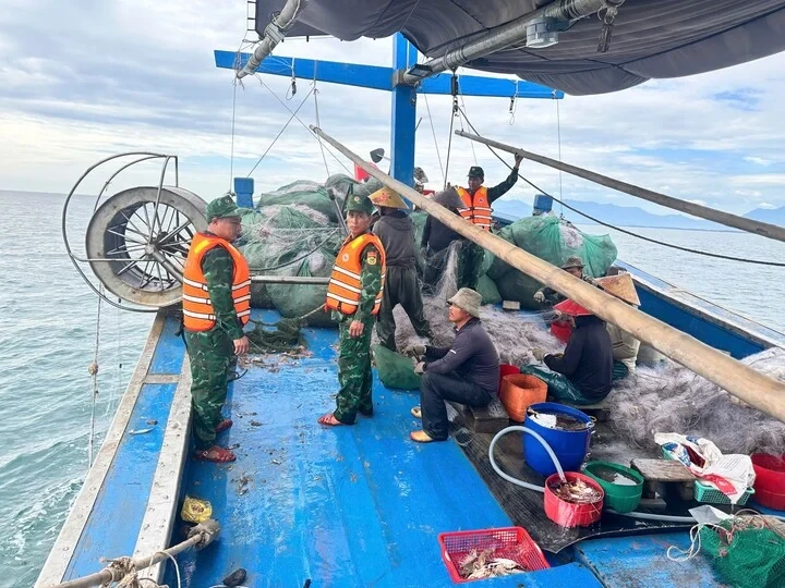 Khai thác thủy sản sai vùng cấp phép, 2 tàu cá bị bộ đội biên phòng bắt giữ Khai thác thủy sản sai vùng cấp phép, 2 tàu cá bị bộ đội biên phòng bắt giữ