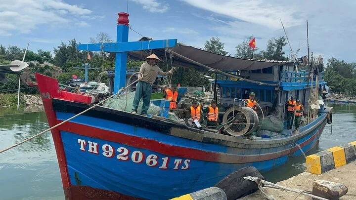 Khai thác thủy sản sai vùng cấp phép, 2 tàu cá bị bộ đội biên phòng bắt giữ Khai thác thủy sản sai vùng cấp phép, 2 tàu cá bị bộ đội biên phòng bắt giữ