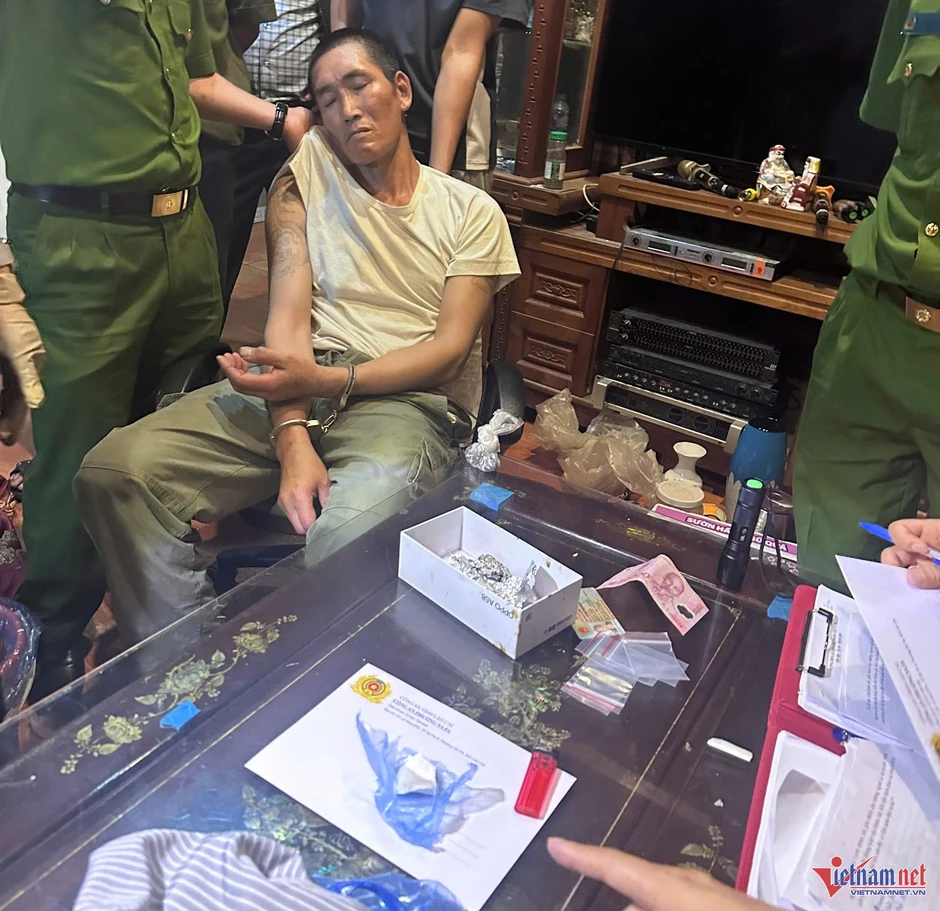 Khám nhà đối tượng dùng ma túy ở Sa Pa, phát hiện 2 khẩu súng Khám nhà đối tượng dùng ma túy ở Sa Pa, phát hiện 2 khẩu súng