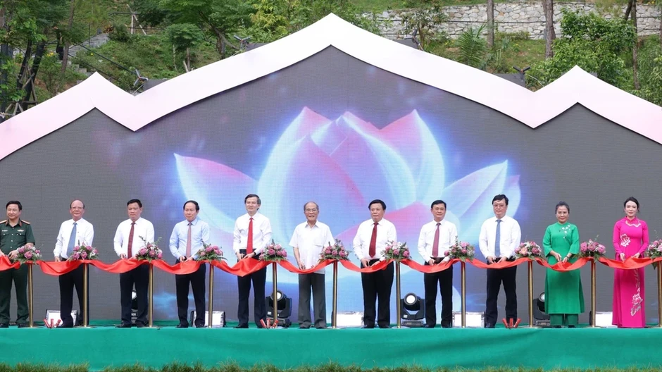 Khánh thành công trình thác 9 tầng tại quê hương Bác Hồ Khánh thành công trình thác 9 tầng tại quê hương Bác Hồ