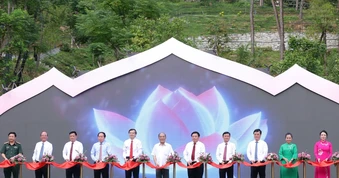 Khánh thành công trình thác 9 tầng tại quê hương Bác Hồ