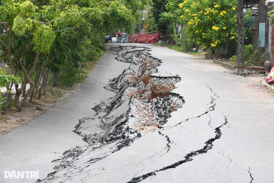 Khảo sát địa chất tìm nguyên nhân đường nhựa nứt toác sau tiếng động lớn Khảo sát địa chất tìm nguyên nhân đường nhựa nứt toác sau tiếng động lớn