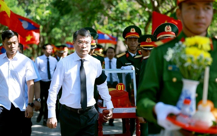Khảo sát vị trí có thể là nơi chôn tập thể liệt sĩ hy sinh năm 1968 tại công viên Lê Thị Riêng Khảo sát vị trí có thể là nơi chôn tập thể liệt sĩ hy sinh năm 1968 tại công viên Lê Thị Riêng