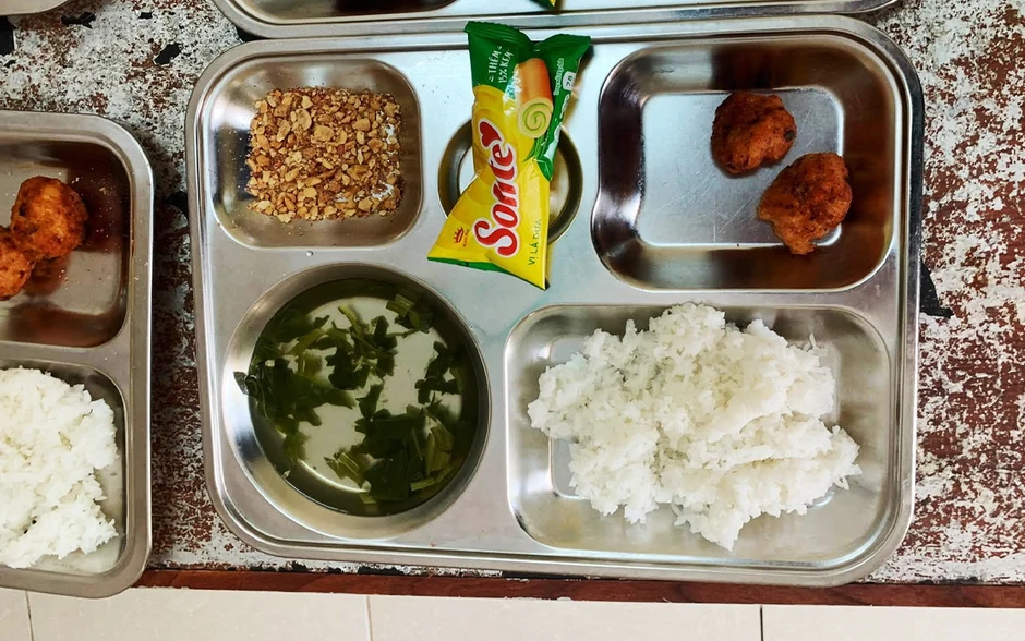 Khay cơm với muối lạc và hai miếng chả bé xíu ở Phú Thọ: Chính quyền xã nói gì? Khay cơm với muối lạc và hai miếng chả bé xíu ở Phú Thọ: Chính quyền xã nói gì?