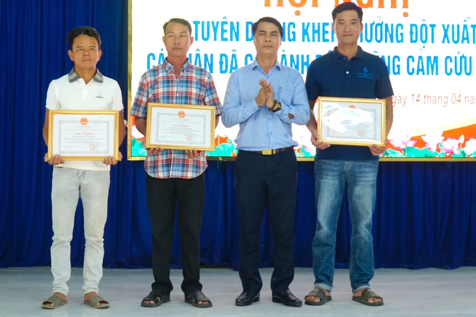 Khen thưởng 3 cá nhân cứu 13 du khách bị đuối nước Khen thưởng 3 cá nhân cứu 13 du khách bị đuối nước
