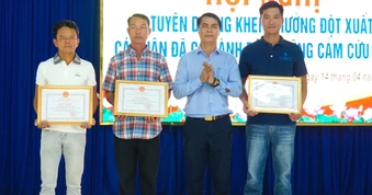 Khen thưởng 3 cá nhân cứu 13 du khách bị đuối nước