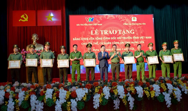 Khen thưởng các tập thể, cá nhân triệt phá vụ án “Xôi Lạc TV” Khen thưởng các tập thể, cá nhân triệt phá vụ án “Xôi Lạc TV”