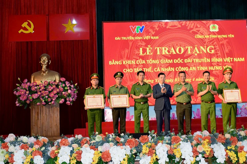 Khen thưởng các tập thể, cá nhân triệt phá vụ án “Xôi Lạc TV” Khen thưởng các tập thể, cá nhân triệt phá vụ án “Xôi Lạc TV”