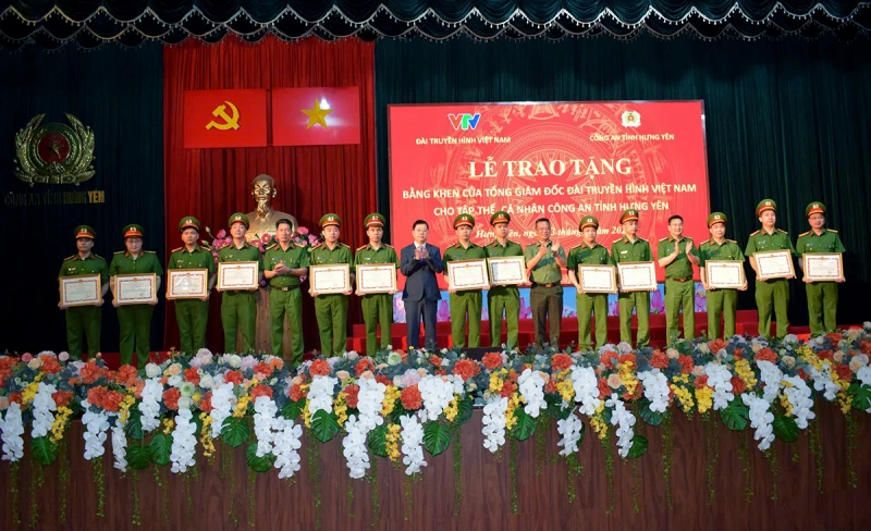 Khen thưởng các tập thể, cá nhân triệt phá vụ án “Xôi Lạc TV” Khen thưởng các tập thể, cá nhân triệt phá vụ án “Xôi Lạc TV”