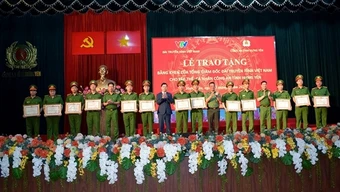 Khen thưởng các tập thể, cá nhân triệt phá vụ án “Xôi Lạc TV”