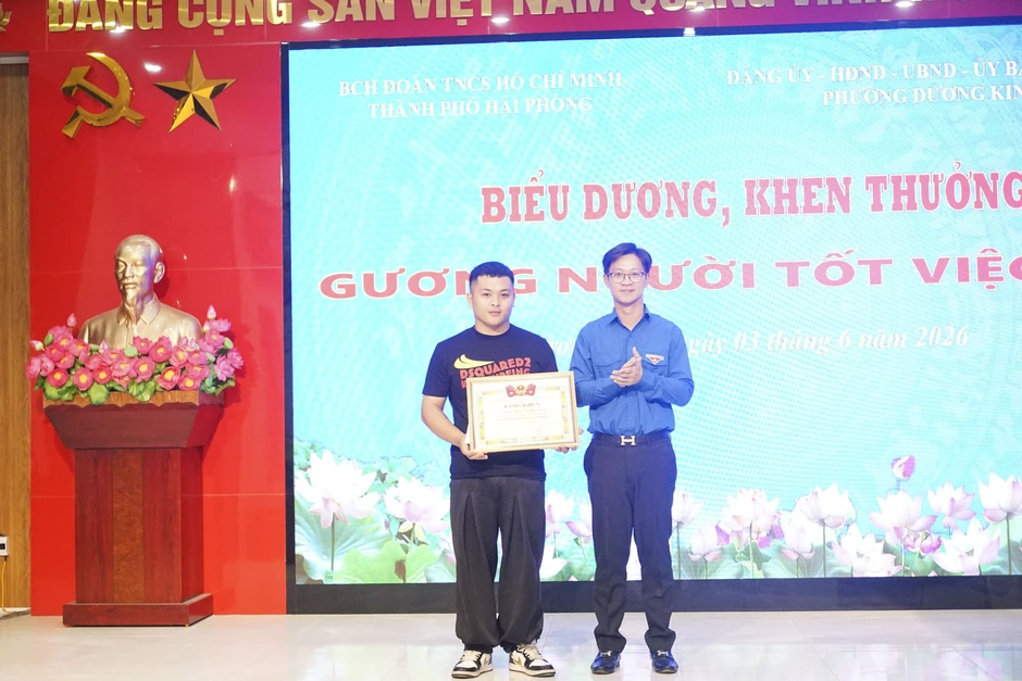 Khen thưởng nam thanh niên dũng cảm khống chế kẻ cầm dao tấn công phụ nữ Khen thưởng nam thanh niên dũng cảm khống chế kẻ cầm dao tấn công phụ nữ