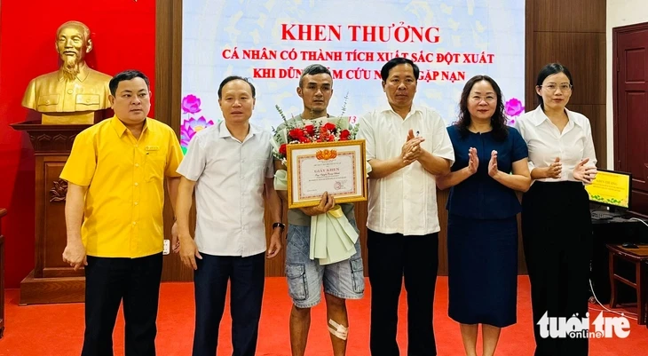 Khen thưởng người đàn ông cứu hai mẹ con nhảy cầu Khen thưởng người đàn ông cứu hai mẹ con nhảy cầu