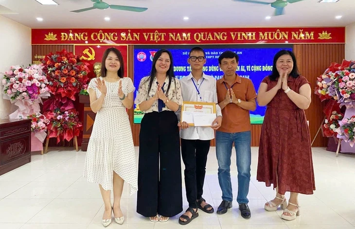 Khen thưởng người đàn ông cứu hai mẹ con nhảy cầu Khen thưởng người đàn ông cứu hai mẹ con nhảy cầu