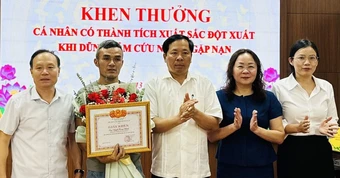 Khen thưởng người đàn ông cứu hai mẹ con nhảy cầu