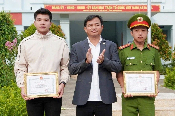 Khen thưởng người đàn ông trả lại 1 tỷ đồng được chuyển nhầm Khen thưởng người đàn ông trả lại 1 tỷ đồng được chuyển nhầm