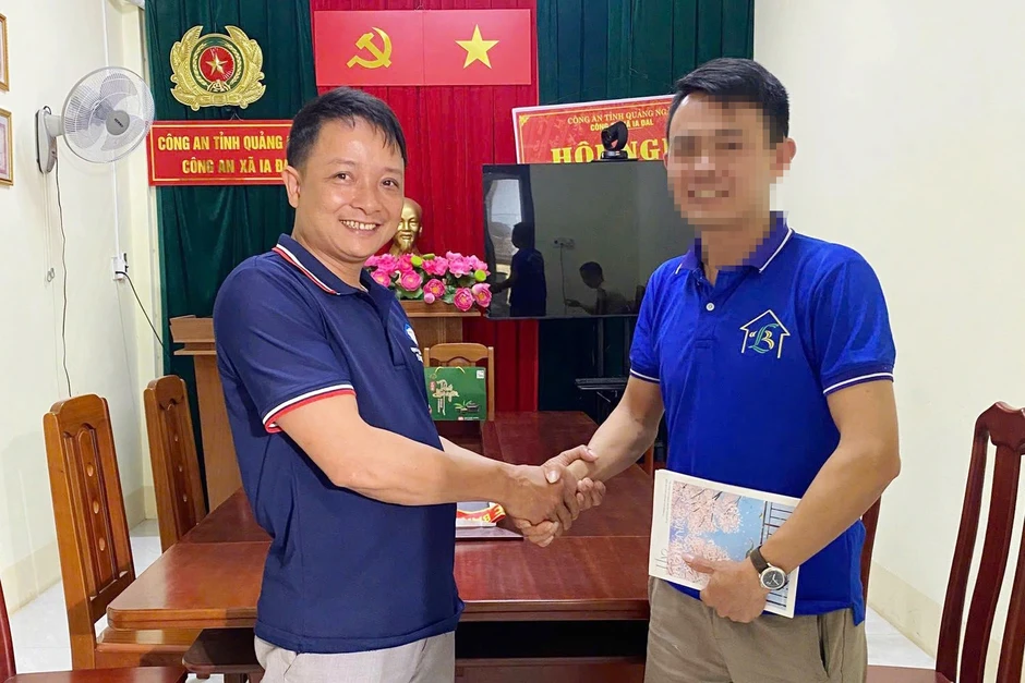 Khen thưởng người đàn ông trả lại 1 tỷ đồng được chuyển nhầm Khen thưởng người đàn ông trả lại 1 tỷ đồng được chuyển nhầm
