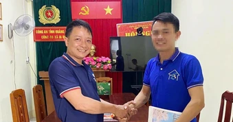 Khen thưởng người đàn ông trả lại 1 tỷ đồng được chuyển nhầm