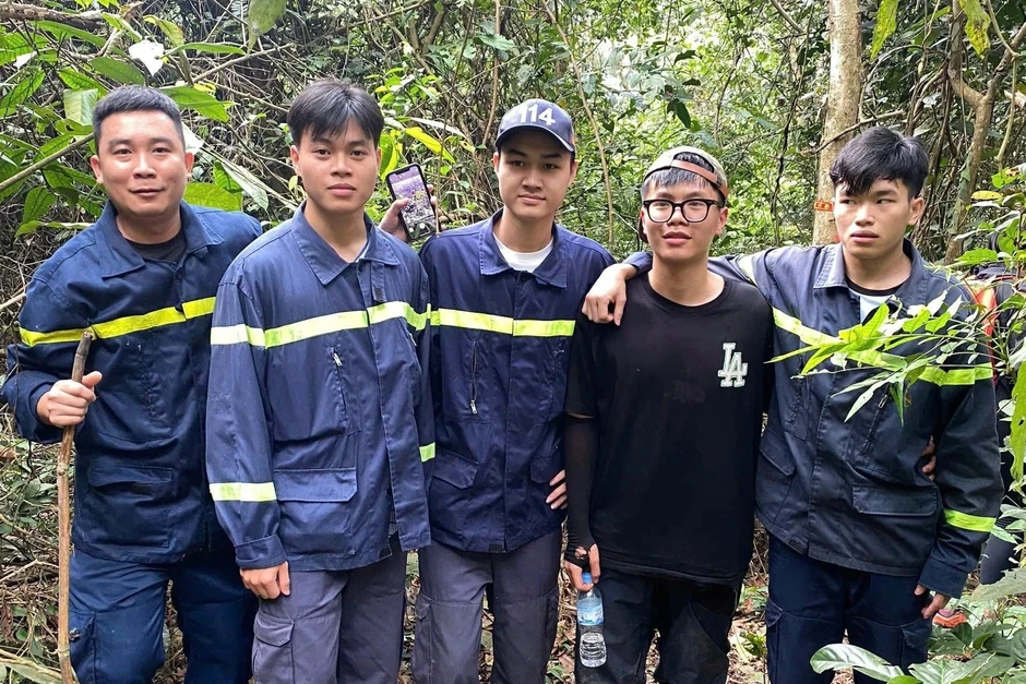 Khen thưởng nhiều cá nhân tìm kiếm nam sinh viên Hà Nội mất tích ở Tam Đảo Khen thưởng nhiều cá nhân tìm kiếm nam sinh viên Hà Nội mất tích ở Tam Đảo