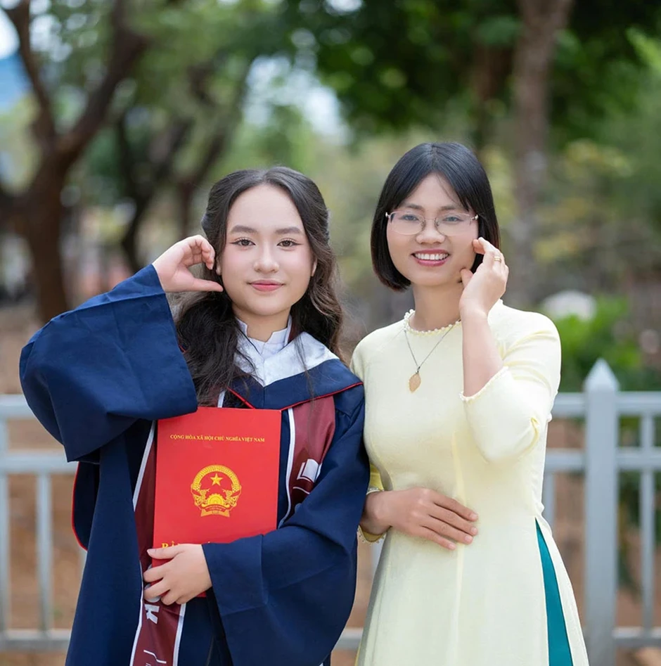 Khen thưởng nữ sinh được đại học top đầu của Mỹ trao học bổng gần 11 tỉ đồng Khen thưởng nữ sinh được đại học top đầu của Mỹ trao học bổng gần 11 tỉ đồng