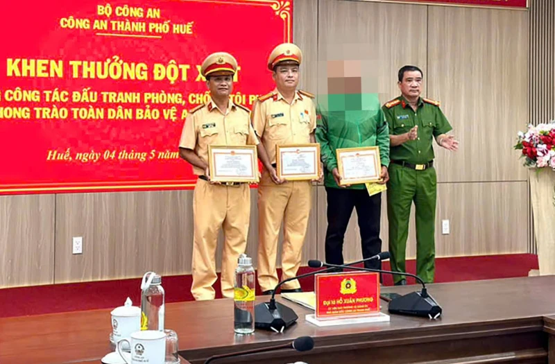 Khen thưởng tài xế Grab và 2 CSGT truy bắt kẻ trộm Khen thưởng tài xế Grab và 2 CSGT truy bắt kẻ trộm