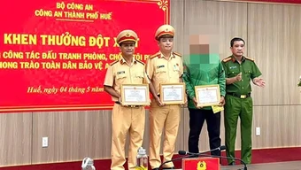 Khen thưởng tài xế Grab và 2 CSGT truy bắt kẻ trộm
