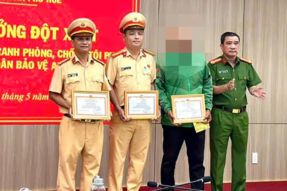Khen thưởng tài xế xe ôm dũng cảm truy bắt kẻ trộm điện thoại Khen thưởng tài xế xe ôm dũng cảm truy bắt kẻ trộm điện thoại