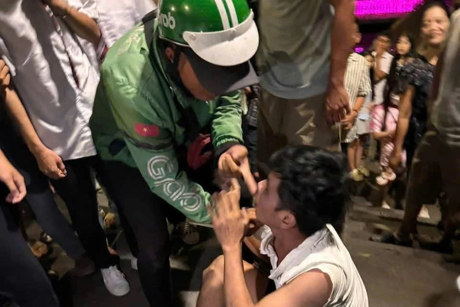 Khen thưởng tài xế xe ôm dũng cảm truy bắt kẻ trộm điện thoại Khen thưởng tài xế xe ôm dũng cảm truy bắt kẻ trộm điện thoại