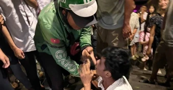 Khen thưởng tài xế xe ôm dũng cảm truy bắt kẻ trộm điện thoại
