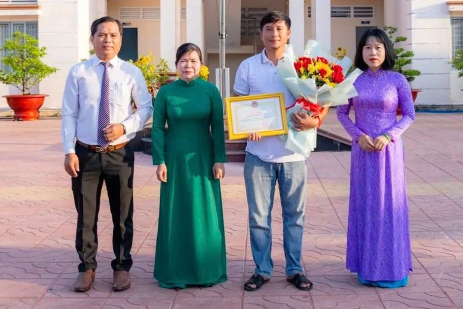 Khen thưởng thanh niên cứu bé trai dưới hầm nước thải ở Tây Ninh