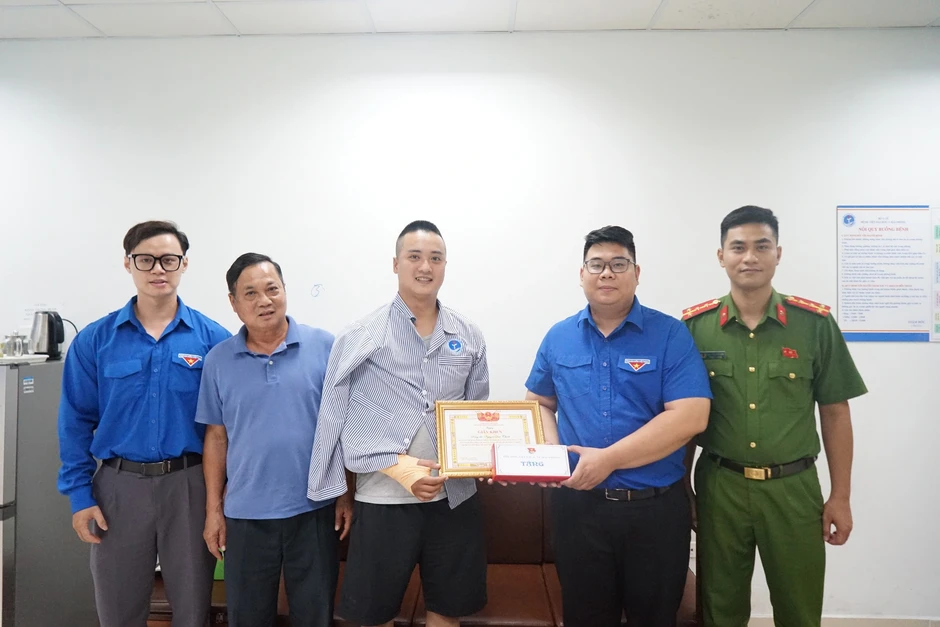 Khen thưởng thanh niên dùng bình chữa cháy cứu phụ nữ bị đâm giữa đường