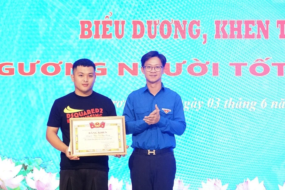 Khen thưởng thanh niên dùng bình chữa cháy cứu phụ nữ bị đâm giữa đường