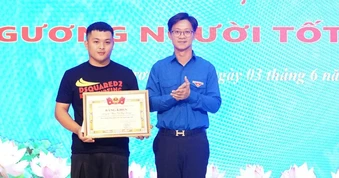 Khen thưởng thanh niên dùng bình chữa cháy cứu phụ nữ bị đâm giữa đường