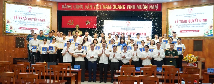 Khép lại hành trình gắn bó, người hoạt động không chuyên trách nói lời tự hào Khép lại hành trình gắn bó, người hoạt động không chuyên trách nói lời tự hào