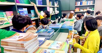 Khi nào học sinh có đủ sách giáo khoa?