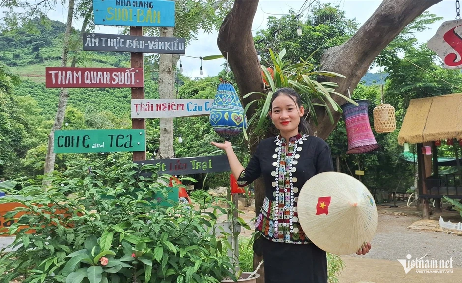 Khi người miền núi bán gà, làm du lịch bằng điện thoại thông minh