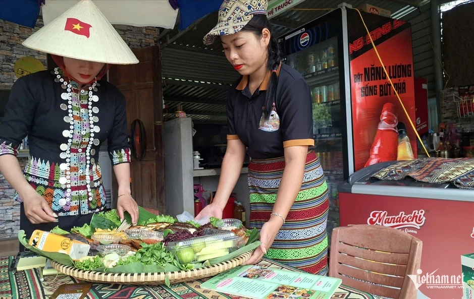 Khi người miền núi bán gà, làm du lịch bằng điện thoại thông minh