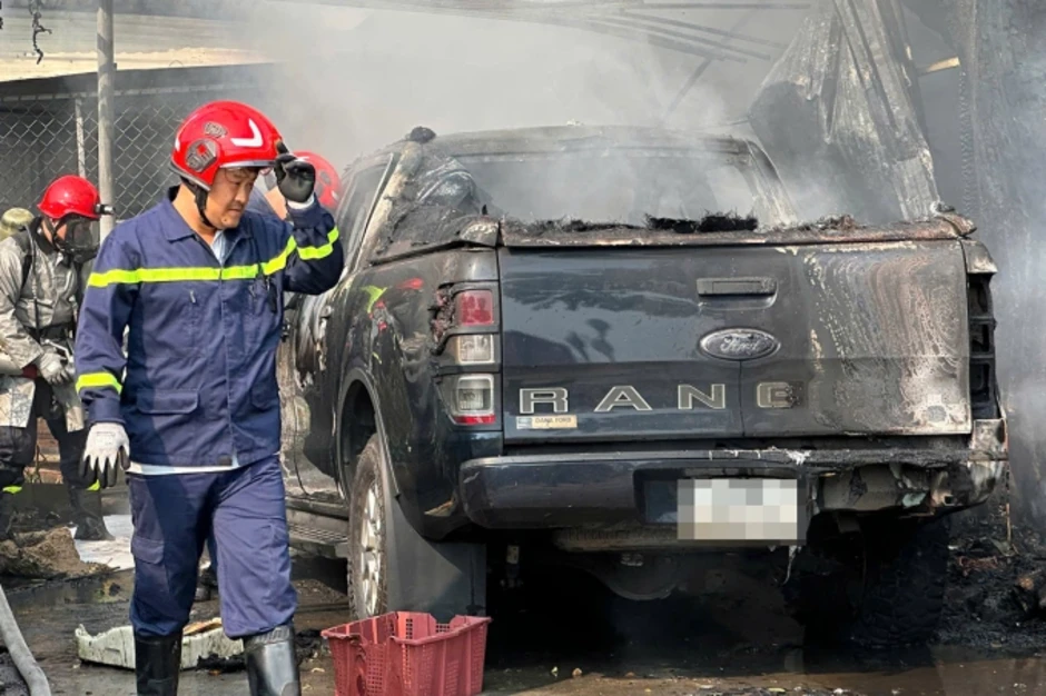 Kho hàng bốc cháy, thiêu rụi xe Ford Ranger Kho hàng bốc cháy, thiêu rụi xe Ford Ranger