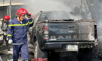 Kho hàng bốc cháy, thiêu rụi xe Ford Ranger