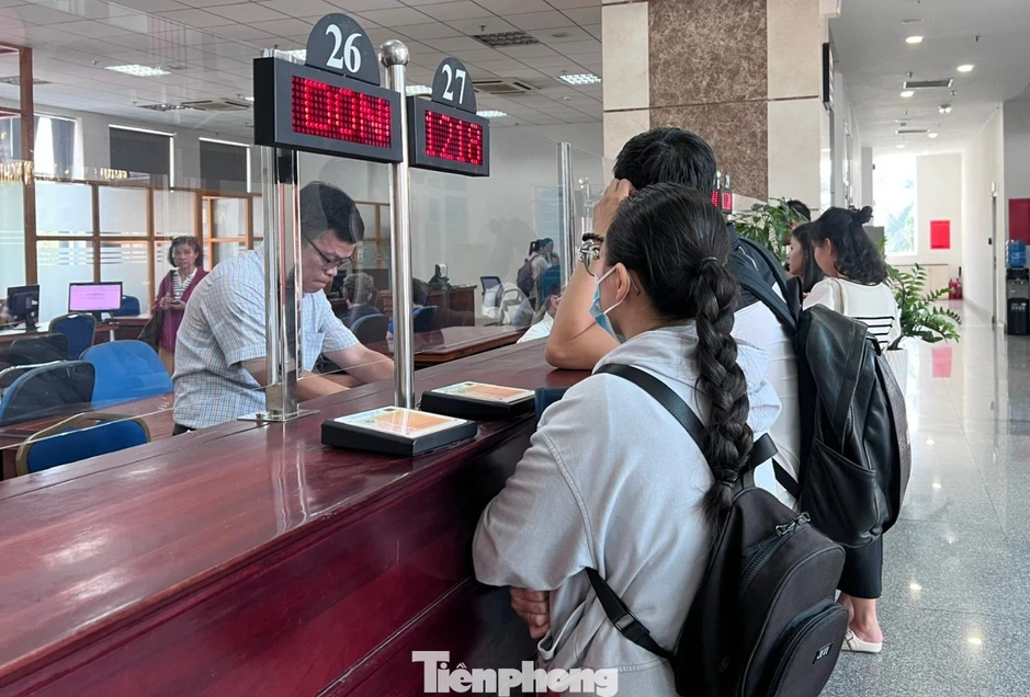 Khổ sở trong vai giám đốc, cú sốc 'tuýt còi' xuất cảnh Khổ sở trong vai giám đốc, cú sốc 'tuýt còi' xuất cảnh