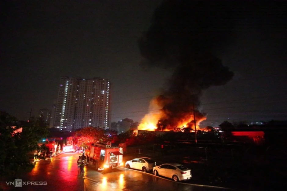 Kho xưởng gỗ ở Hà Nội cháy lớn, một người chết