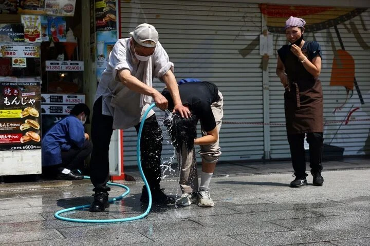 Khoai tây bị 'nấu chín' trong lòng đất khi nắng nóng kỷ lục càn quét Đông Á Khoai tây bị 'nấu chín' trong lòng đất khi nắng nóng kỷ lục càn quét Đông Á