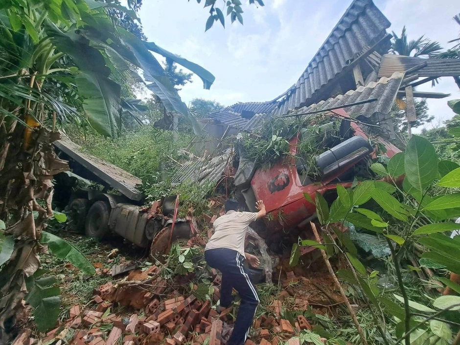 Khoảnh khắc cuối cùng của ô tô đầu kéo mất phanh lao vào nhà dân, 1 người tử vong Khoảnh khắc cuối cùng của ô tô đầu kéo mất phanh lao vào nhà dân, 1 người tử vong