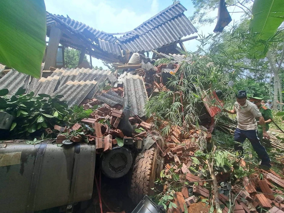 Khoảnh khắc cuối cùng của ô tô đầu kéo mất phanh lao vào nhà dân, 1 người tử vong Khoảnh khắc cuối cùng của ô tô đầu kéo mất phanh lao vào nhà dân, 1 người tử vong