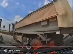 Khoảnh khắc xe ben 89H-198.20 rẽ trái đột ngột, ô tô phía sau tăng tốc tông mạnh