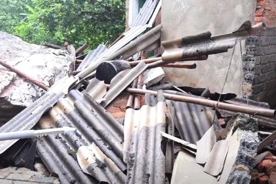 Khối đá hàng chục tấn sạt lở xuống gần phòng ngủ của 3 mẹ con Khối đá hàng chục tấn sạt lở xuống gần phòng ngủ của 3 mẹ con