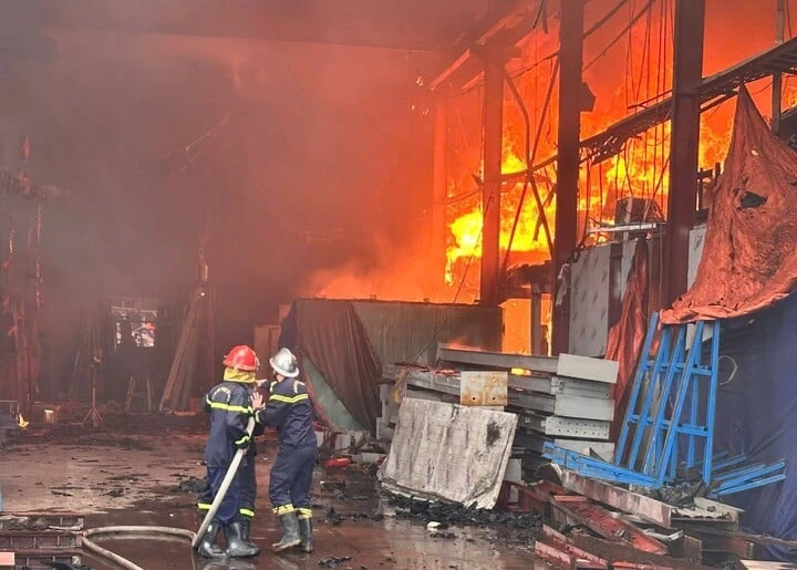 Khói lửa bao trùm xưởng sản xuất kính ở Thái Nguyên , Vụ hỏa hoạn nghiêm trọng Khói lửa bao trùm xưởng sản xuất kính ở Thái Nguyên , Vụ hỏa hoạn nghiêm trọng