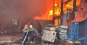 Khói lửa bao trùm xưởng sản xuất kính ở Thái Nguyên , Vụ hỏa hoạn nghiêm trọng